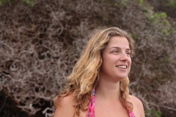 Feliz com a vida, em praia de Hana, na costa leste de Maui, no Havaí